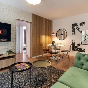 Downtown Retreat: Spacious 2-br By Unirii Square Bucarest